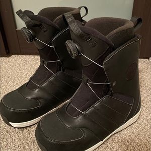 Snowboard boots